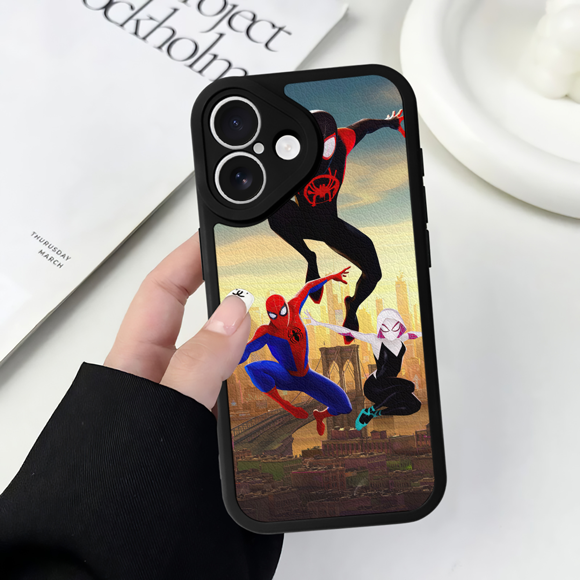Spider Man スパイダーマン 【iPhone 16シリーズ対応】シリコンスマホケース（レザー調） 材質：シリコン